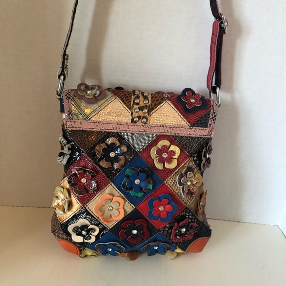 Hobo chic crossbody with floral design - Picture 2 of 7